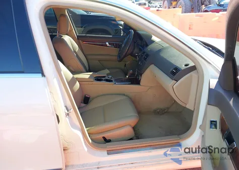 2009 Mercedes-Benz C 300 Sport z USA, uszkodzony, nr VIN WDDGF54X39R063092